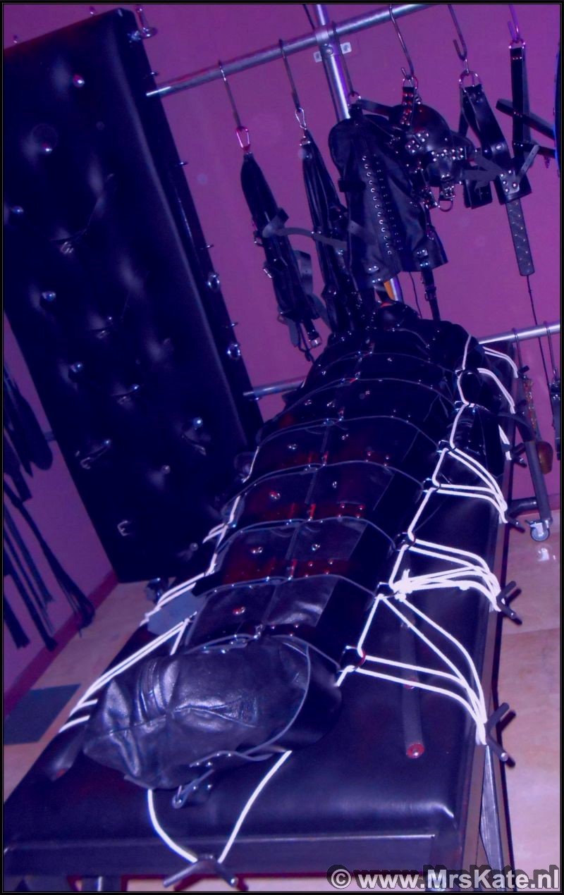<opsluiten, kooi ,cel Mrs Kate House of SubMission Den Haag